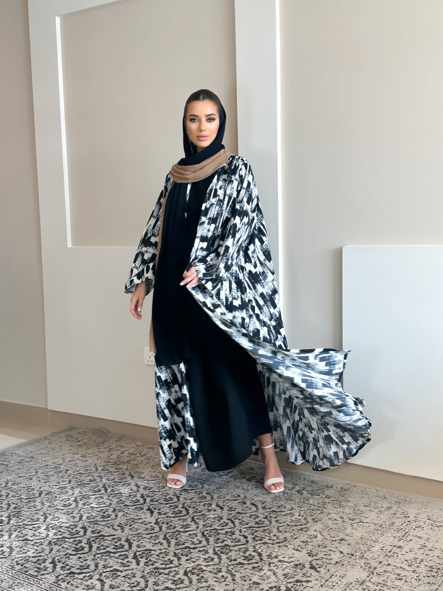 Abaya Abstrait (Black and White)